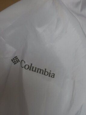 Columbia White Windbreaker W/ Hood, W/Pockets New w/out Tags - Medium